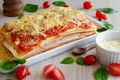 Lasagna Presunto e Mussarela ao Pomodoro e Branco