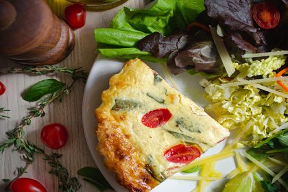 Quiche de tomate cereja e manjericão