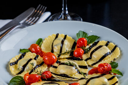 Raviolis de salmão e creme de espinafre